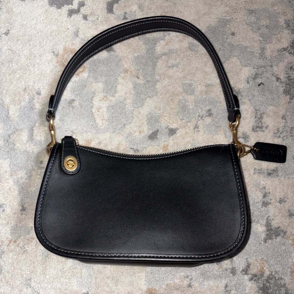 Coach Black Leather Swinger shoulder bag with Gold Zipper